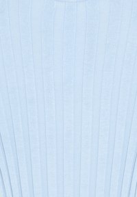 Texture de tissu ribbed bleu clair avec des rayures surélevées verticales, régulièrement espacées, suggérant un matériau tricoté doux.