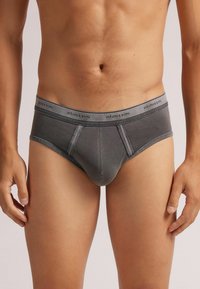 Szare bawełniane slipy o dopasowanym kroju, z szerokim pasem oznaczonym napisem "intimissimi" oraz gładką fakturą bez widocznych wzorów.