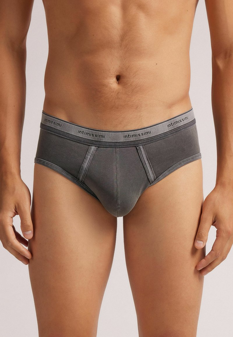 Szare bawełniane slipy o dopasowanym kroju, z szerokim pasem oznaczonym napisem "intimissimi" oraz gładką fakturą bez widocznych wzorów.