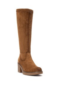 Botas de ante marrón hasta la rodilla con punta redonda y tacón apilado. Presenta costuras decorativas a lo largo de los lados. Textura suave, diseño robusto.