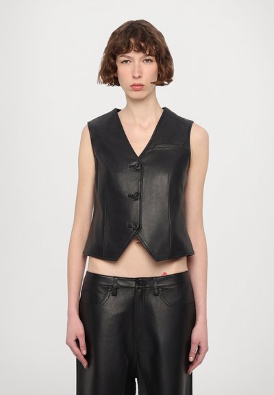 Schwarze Leder-Weste ohne Ärmel mit V-Ausschnitt, ausgestattet mit drei Knopfverschlüssen und einer vorderen Tasche. Glatte Textur und kurzes Design.