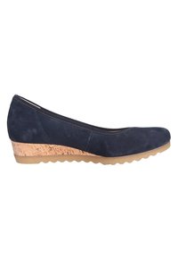 Chaussure compensée en daim bleu marine avec une semelle intermédiaire en liège et une semelle extérieure en caoutchouc marron clair, talon bas, design sans lacets, bout arrondi et détails de couture.