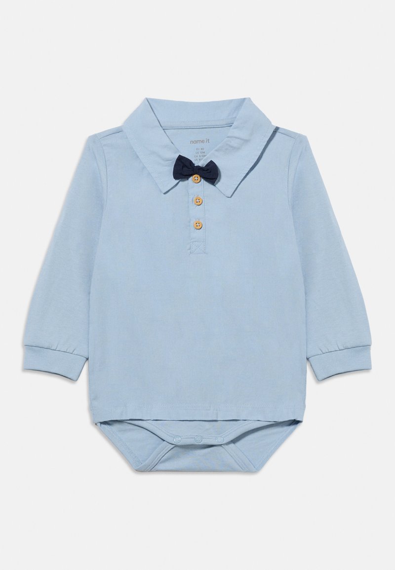 Βαμβακερό βρεφικό κορμάκι με μακριά μανίκια σε ανοιχτό γαλάζιο χρώμα, με γιακά, τρία ξύλινα κουμπιά και προστιθέμενη σκούρα μπλε γραβάτα στον λαιμό.
