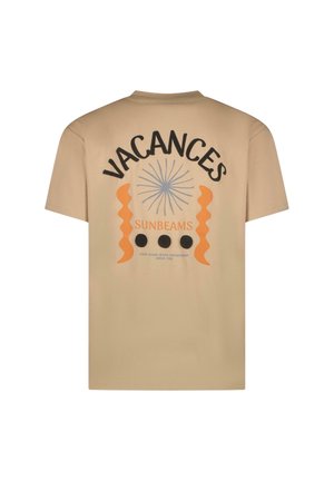 Beige katoenen T-shirt met een grafisch ontwerp op de achterkant: "VACANCES" in zwart, "SUNBEAMS" in oranje, met een zonnestraal en cirkelvormige details.