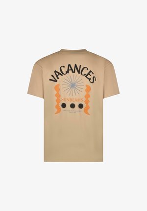 Beige katoenen T-shirt met een grafisch ontwerp op de achterkant: "VACANCES" in zwart, "SUNBEAMS" in oranje, met een zonnestraal en cirkelvormige details.