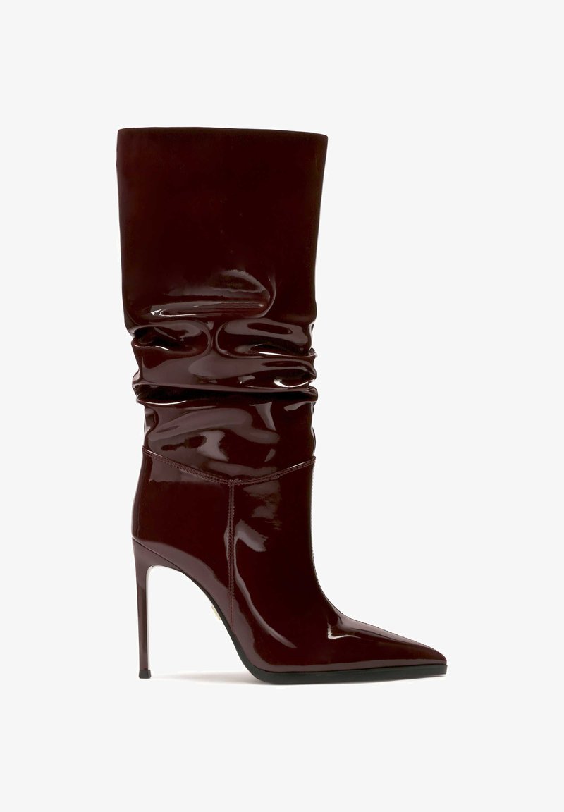 Čevlji iz burgundskega patenta do kolen s spustujočim stilom, konicami in stiletto peto za eleganten silhueto.