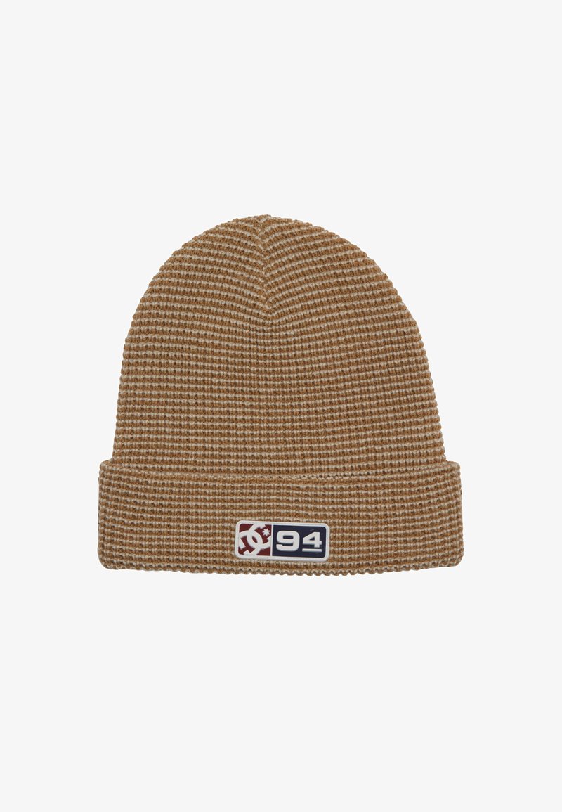 Berretto lavorato a maglia marrone con un motivo testurizzato, caratterizzato da un risvolto e una patch logo colorata sul lato.