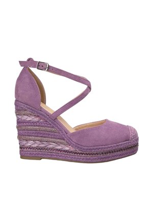 Sandali con zeppa in suede viola, caratterizzati da una fascia alla caviglia incrociata, dettagli intrecciati e una piattaforma in stile espadrilles texture.