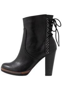 Stivale alla caviglia in finta pelle nera con finitura testurizzata, punta tonda e alto tacco a blocco. Caratterizzato da dettagli decorativi con lacci e occhielli in metallo.