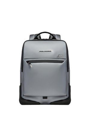 Mochila rectangular gris con bolsillo delantero con cremallera negra, asa superior para llevar, correas acolchadas para los hombros y logo de Piquadro centrado sobre el bolsillo.