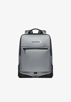 Mochila rectangular gris con bolsillo delantero con cremallera negra, asa superior para llevar, correas acolchadas para los hombros y logo de Piquadro centrado sobre el bolsillo.