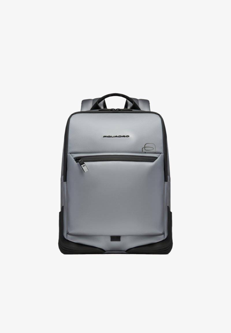 Sac à dos rectangulaire gris avec poche zippée noire à l'avant, poignée de transport supérieure, bretelles rembourrées et logo Piquadro centré au-dessus de la poche.