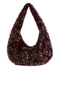 Burgundyrød pudret håndtaske med en slouchy form og en enkelt, blødt afrundet rem, der har en struktureret overflade af overlappende palietter.