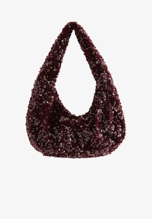 Burgundyrød pudret håndtaske med en slouchy form og en enkelt, blødt afrundet rem, der har en struktureret overflade af overlappende palietter.