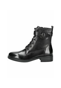 Bota negra de cuero hasta el tobillo con punta redonda, cordones en la parte delantera y cremallera lateral; presenta una correa decorativa con detalle de hebilla.