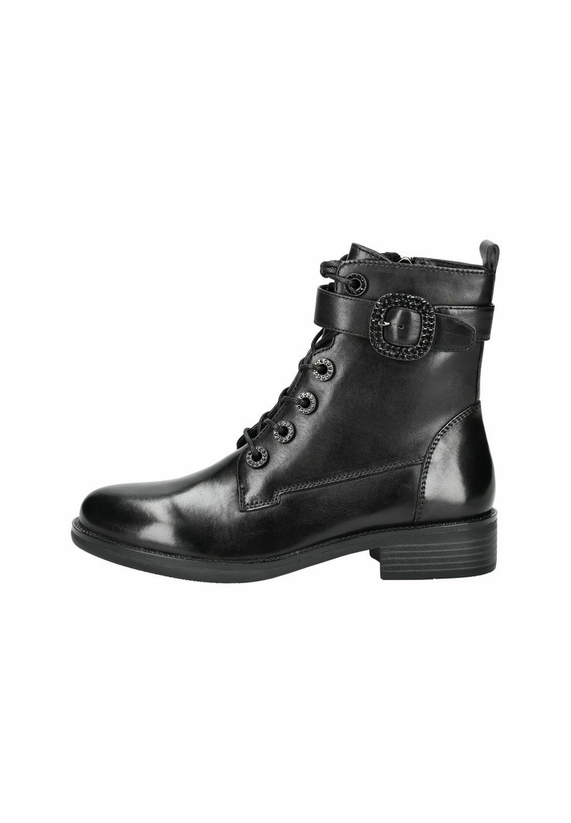 Bota negra de cuero hasta el tobillo con punta redonda, cordones en la parte delantera y cremallera lateral; presenta una correa decorativa con detalle de hebilla.