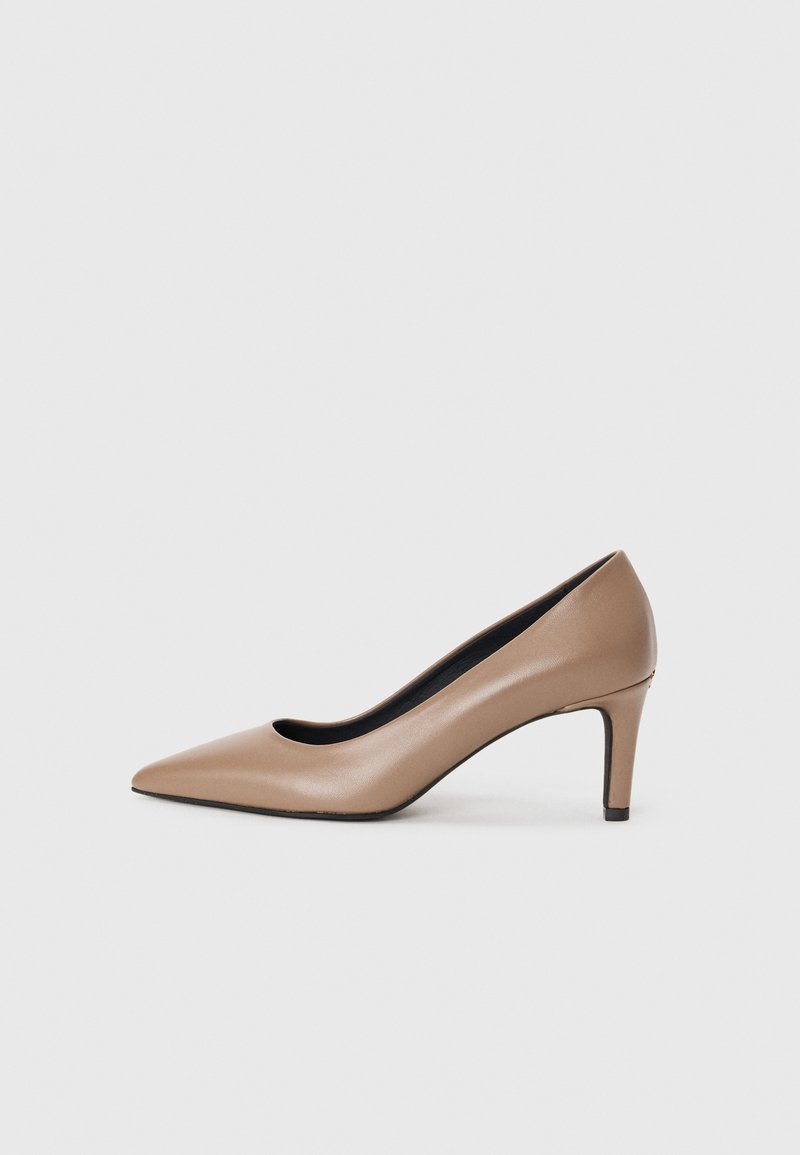 Bež usnjeni visoki čevlji s koničastim nosom in 7 cm visokim stiletto peto. Gladka tekstura in zmerno ukrivljen silhueta za eleganten videz.