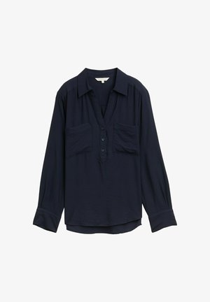 Blusa de manga larga azul marino con grandes bolsillos frontales, tapeta abotonada, cuello tipo polo y mangas con puños.