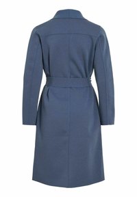 Cappotto blu con colletto, maniche lunghe e vita con cintura. Presenta una texture liscia e cuciture a contrasto lungo le cuciture.