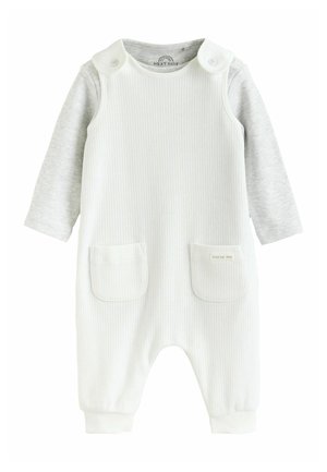 Hvid ribstrikket babyheldragt med lange grå ærmer, to forlommer og skulderknapper med trykknapper.