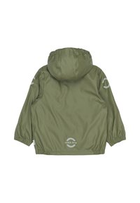 Chaqueta impermeable de color verde oliva con capucha, puños elásticos y logo en la espalda. Material liso con acabado mate y corte holgado.