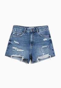 Ljust blå denimshorts med en sliten design, med fransade kanter, rivna områden och traditionell femficksstil.