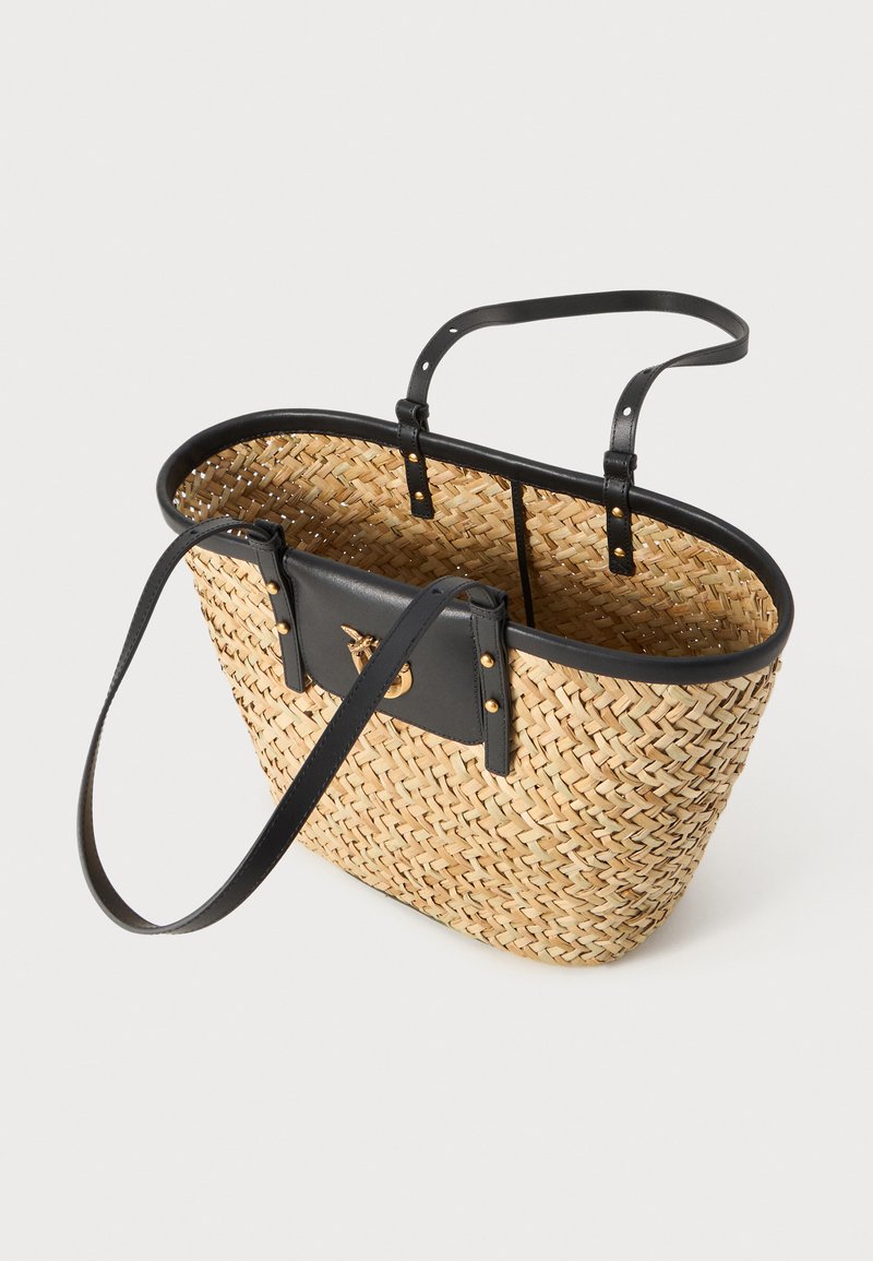 Geflochtener Stroh-Shopper mit schwarzen Lederakzenten, zwei oberen Tragegriffen und rechteckiger Form. Verfügt über eine glatte Textur und goldfarbene Hardware-Details.