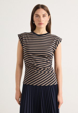T-shirt à manches courtes rayé en beige et bleu marine foncé, avec un corps ajusté et un tissu doux et texturé, doté d'un col rond et d'un design plissé en dessous.