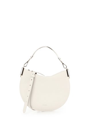 Sac à main en cuir blanc en forme de croissant, avec une bandoulière ajustable, une poignée courte, et un nom de marque discret au centre avant.