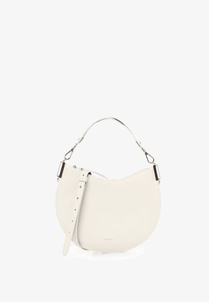 Bolso de cuero blanco con forma de media luna, con correa ajustable, asa corta y nombre de la marca sutil en el centro delantero.