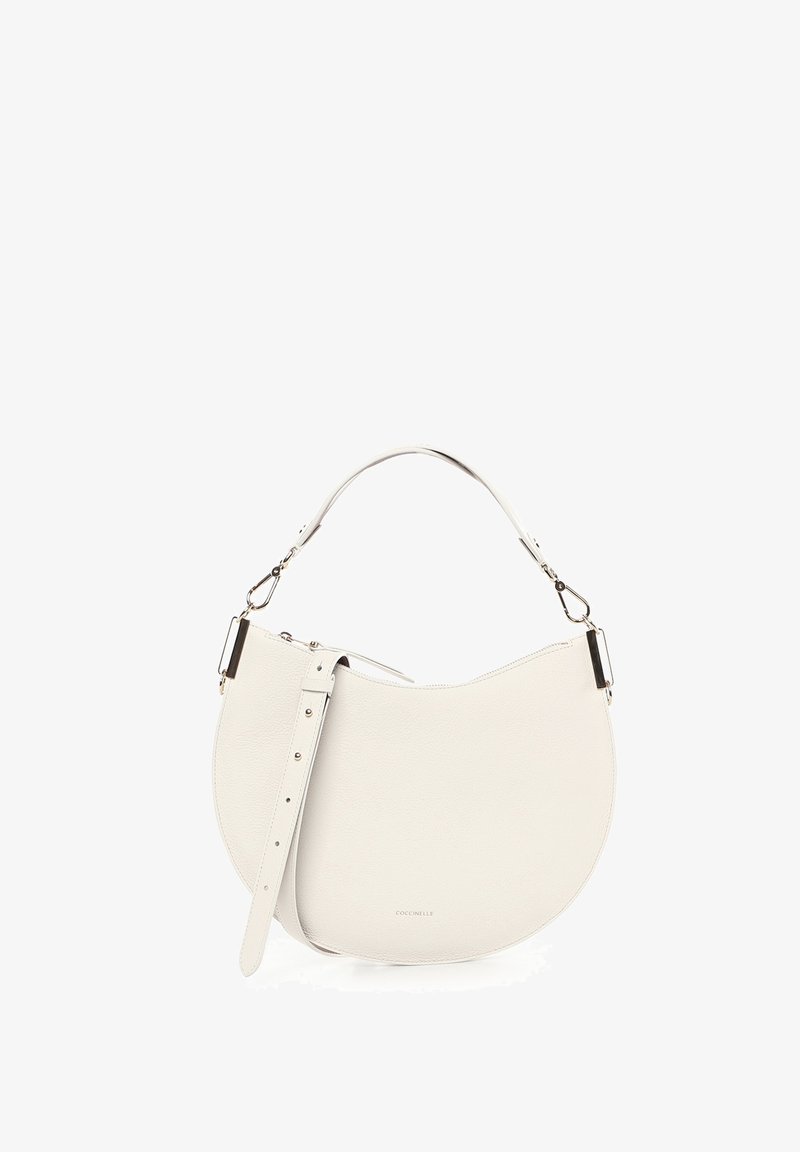 Witte leren handtas in halvemaanvorm met verstelbare riem, korte handgreep en subtiele merknaam in het midden aan de voorkant.