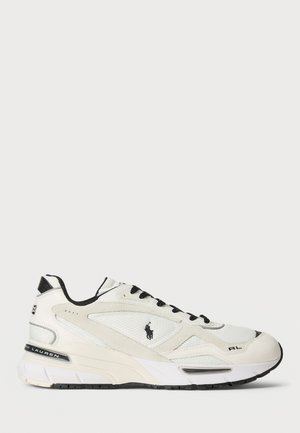 Sneakers da uomo in rete bianca e suede con accenti neri, caratterizzati da un logo, design con lacci e pannelli laterali testurizzati.