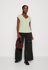 VMFILLI SS V-NECK TEE  NOOS CURVE