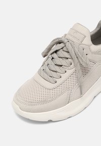 Baskets gris clair présentant une combinaison de matériaux en mesh et en daim, avec un bout arrondi, des accents texturés et des lacets plats.