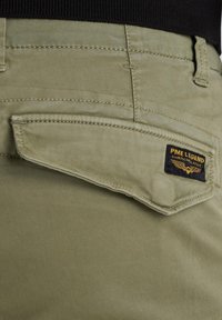 NORDROP TAPERED - Hlačami s stranskimi žepi - oil green