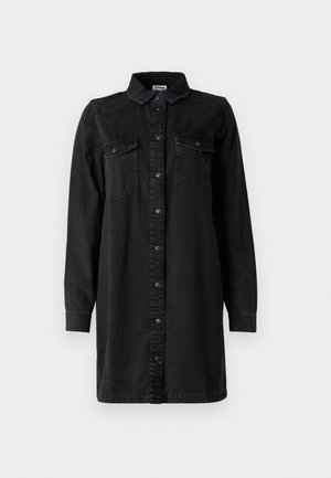 Abito camicia in denim nero con chiusura frontale a bottoni, colletto, maniche lunghe e due tasche sul petto. Presenta un design semplice e un materiale resistente.