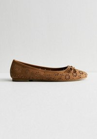 Tan leren balletschoenen met bloemen uitsnijdingen, ronde neus, strikaccent en een lage, platte zool. Past goed bij casual en semi-formele kleding.