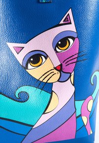 Bunter blauer Handtasche mit einer strukturierten Oberfläche, die ein stilisiertes Katzendesign in Pink, Lila und Türkis zeigt, mit kräftigen Umrissen und Details.