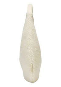 Sac en peau de mouton blanc avec une surface texturée et duveteuse. Forme effilée avec une anse supérieure et un petit détail de fermeture éclair verticale sur un côté.