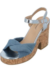 Sandali platform con tacco in sughero, caratterizzati da un incrocio in denim blu e una fascia alla caviglia metallica argento. Parte superiore liscia e suola testurizzata.