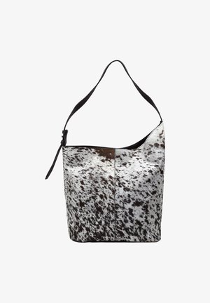 Bolso de cuero de vaca con una correa de hombro negra. Presenta un patrón de manchas blancas y marrones. Textura suave con una forma flexible y parte superior abierta.