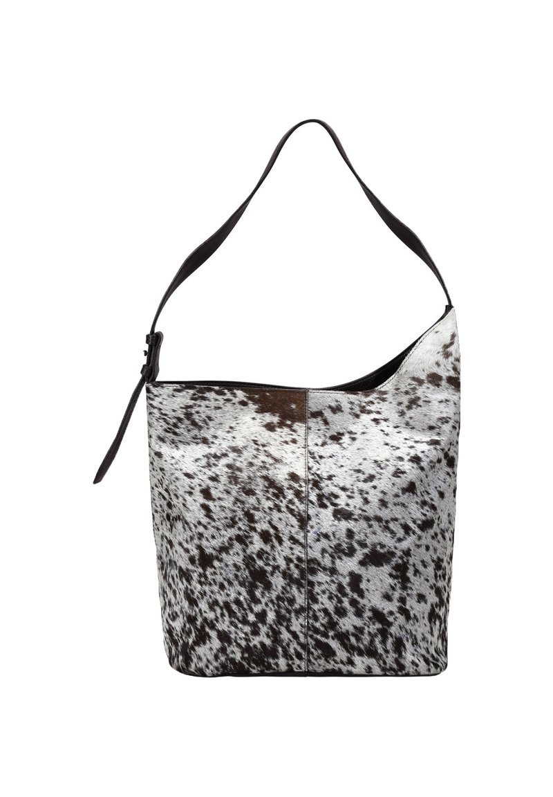 Bolso de cuero de vaca con una correa de hombro negra. Presenta un patrón de manchas blancas y marrones. Textura suave con una forma flexible y parte superior abierta.