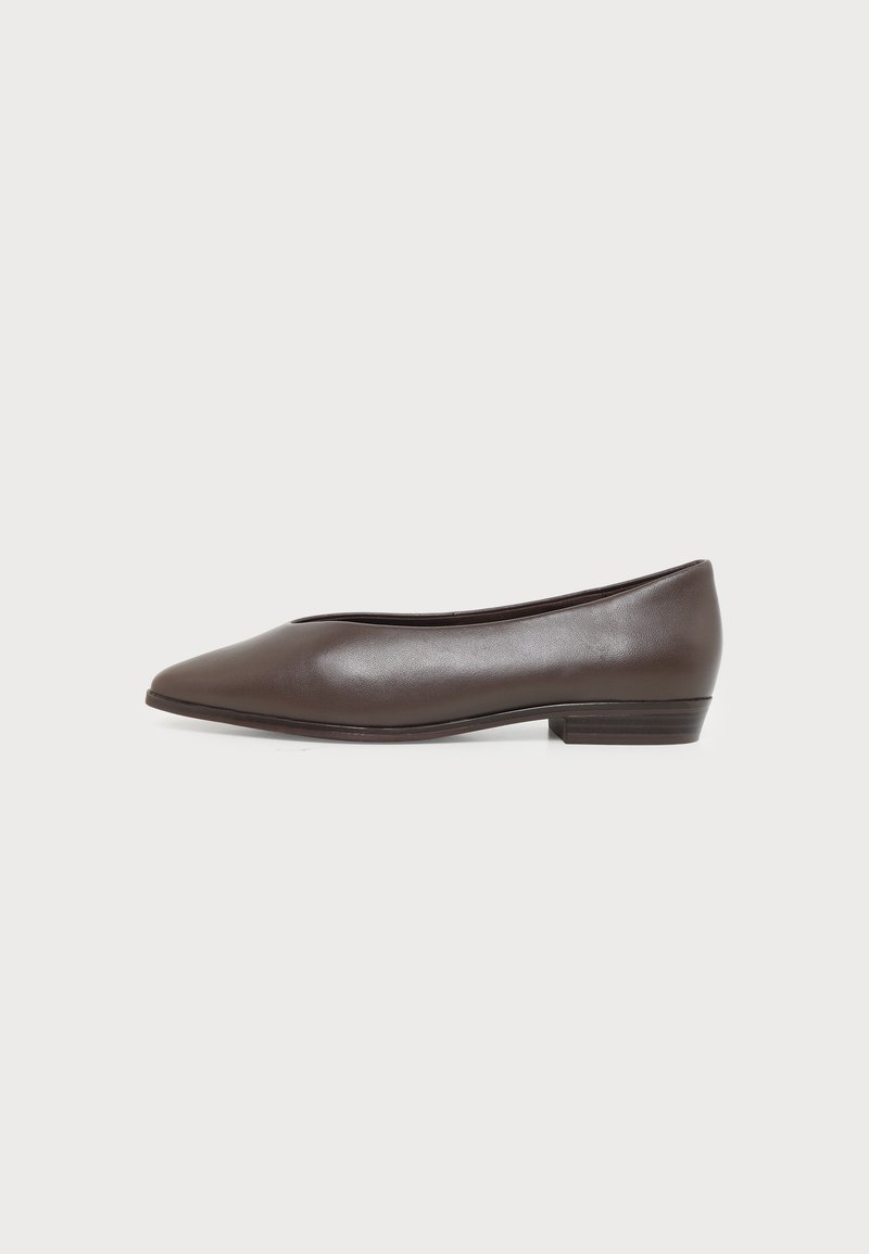 Chaussure plate en cuir marron foncé à talon bas avec bout pointu et finition lisse, vue de profil sur fond blanc.