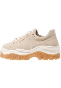 Beige Wildleder-Sneaker mit dicker, grober Gummisohle. Verfügt über runde Schnürsenkel und dezente Nahtdetails. Erhöht für zusätzliche Höhe.