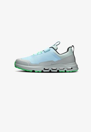 Scarpa sportiva azzurra chiaro e grigia con lacci e suola verdi, intersuola imbottita con design traforato, e linguette di tiraggio su lingua e tallone.