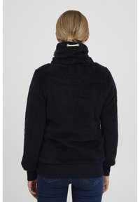 Pullover in felpa blu navy scuro con colletto alto, polsini e fondo a costine. Tessuto morbido e strutturato con una vestibilità casual, vista posteriore.