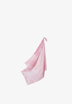 Foulard en soie rose clair avec des motifs floraux blancs, noué lâchement à un coin, flottant doucement sur un fond blanc.
