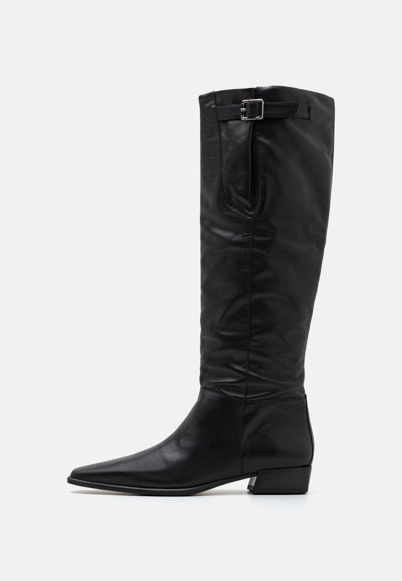 Bottes en cuir noir, hauteur genou, avec un bout pointu, un talon plat et des détails de boucle sur le côté ; texture lisse et design élégant.
