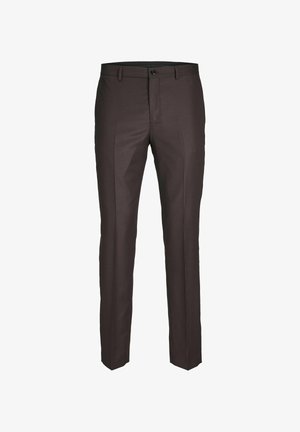 Smeđe hlače izrađene od glatkog materijala s krojem po mjeri, imaju ravni prednji dio, petlje za remen i zatvaranje na jedini gumb.