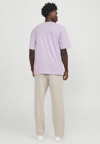Jack & Jones JJEBRADLEY TEE O NECK - Jednoduché tričko - purple rose